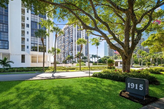 Primary Photo - 1915 Brickell Ave