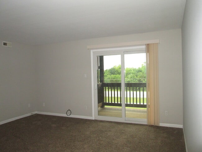 Building Photo - 800 Brook Dr