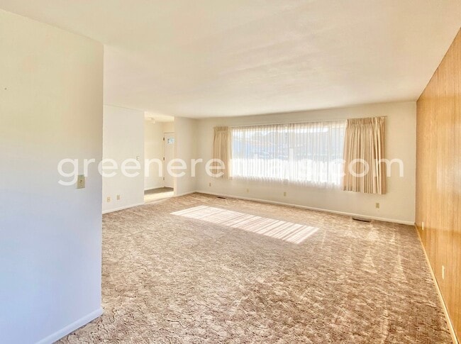 Building Photo - Large 2BD/2BA Montesano Duplex