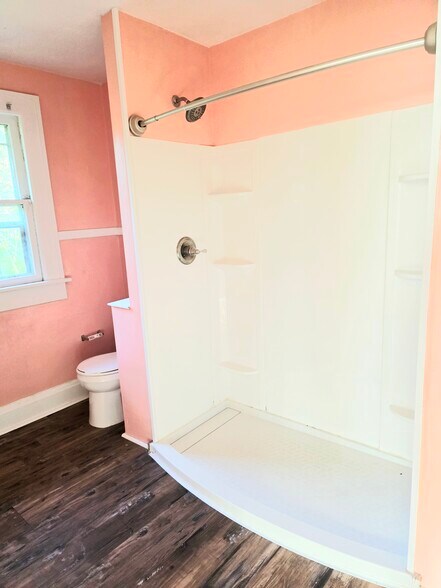 Shower - 220 E Oakland Ave