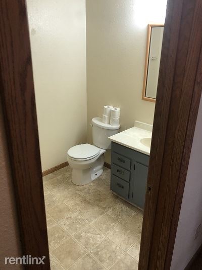 Building Photo - 3 br, 1 bath  - 1033 College St N  upper unit