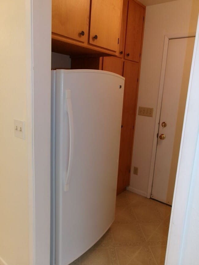 Building Photo - Beautiful 3 bedroom, 2 bath home w/4-car t...