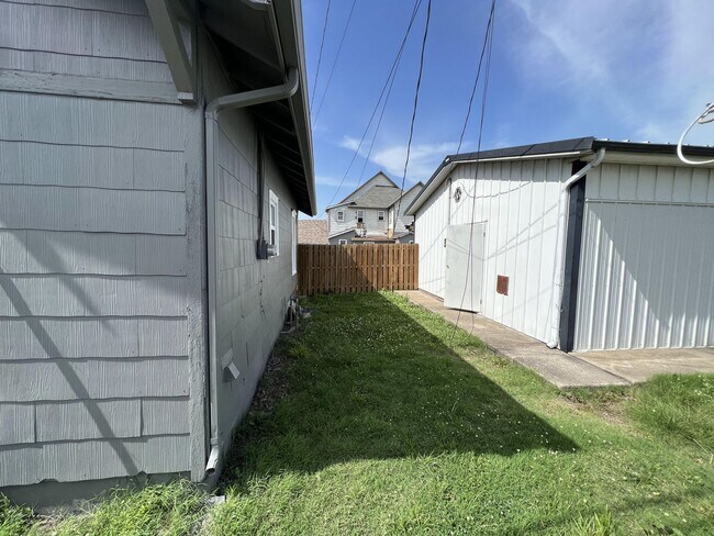 Building Photo - Newly renovated 2 bed 1 bath in Aurora, Missouri!
