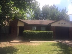 Building Photo - 811 Pinestone Pl