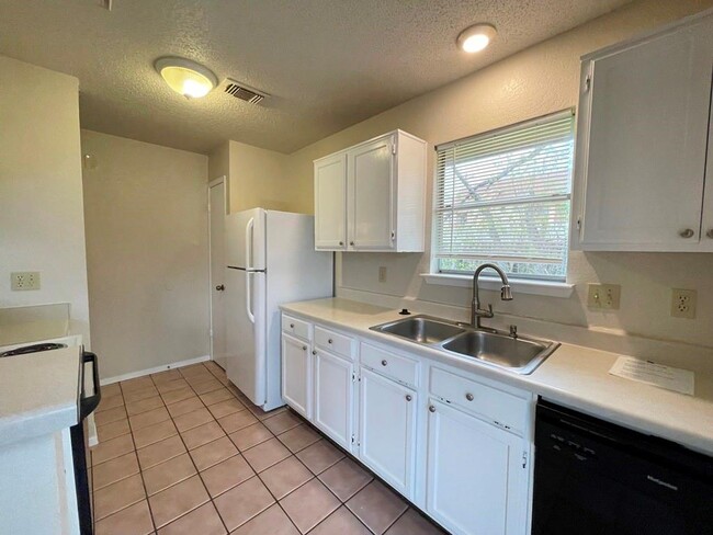 Building Photo - 16719 Whitebrush Loop