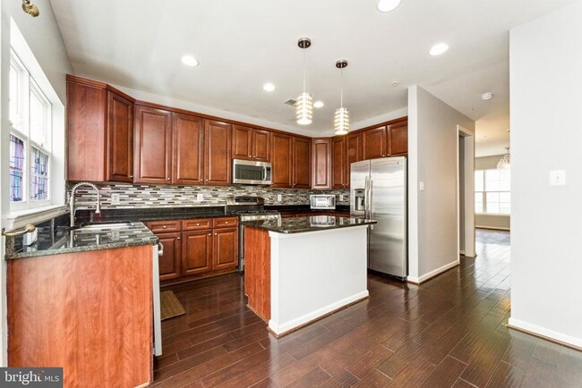 Building Photo - 7203 Silver Thorn Way