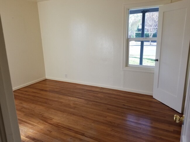 Building Photo - Old School Charm!  Huge Backyard!  Close t...