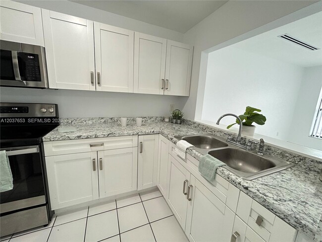Building Photo - 15332 SW 72nd St