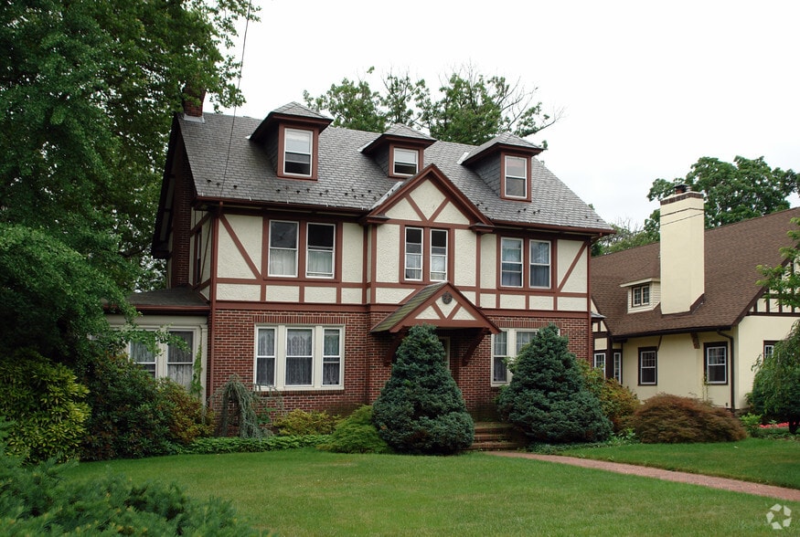 Building Photo - 200 E Maple Ave