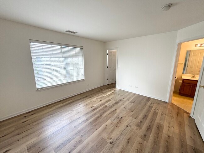 Building Photo - 652 Lincoln Station Dr