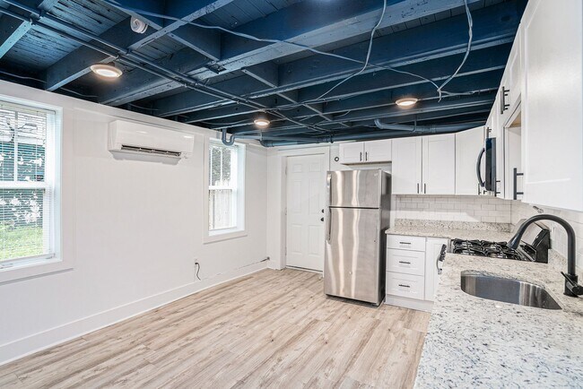 Building Photo - 4 Bedroom 3 Bath w/ Full Studio Basement
