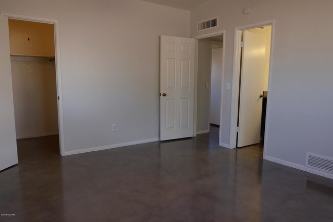 Building Photo - 3757 E Lee St