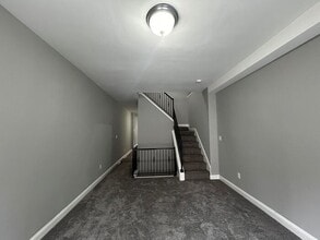 Building Photo - 3 Bedrooms Plus den