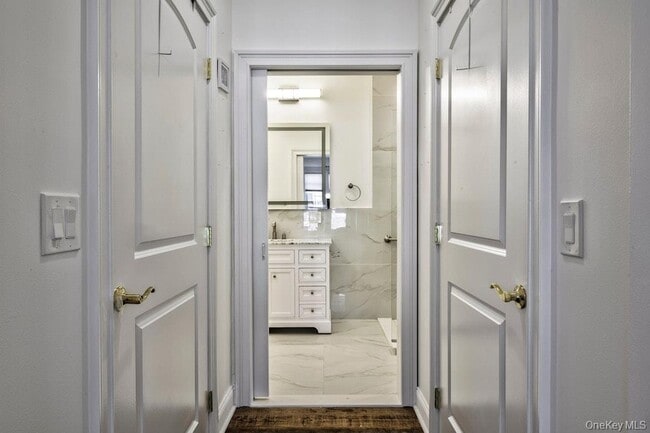 Building Photo - 323 Roosevelt Way