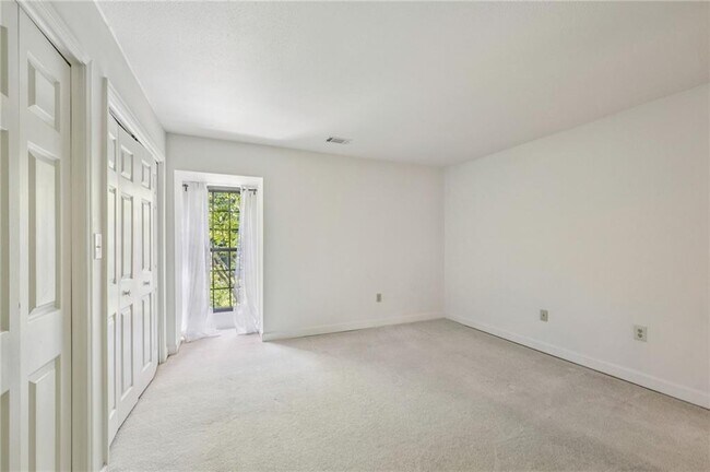 Building Photo - 25316 Plantation Dr NE