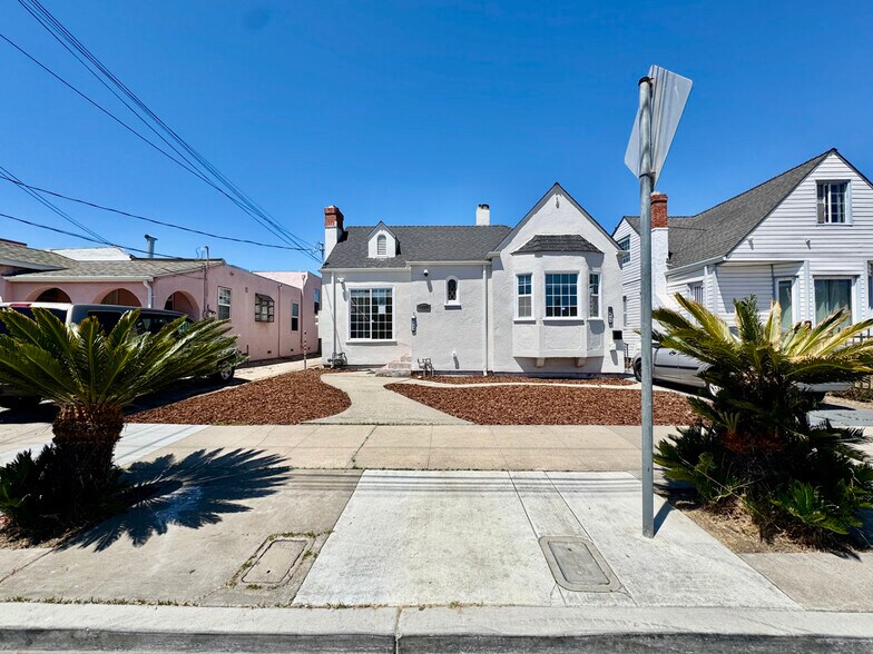 Building Photo - 1833 108th Ave