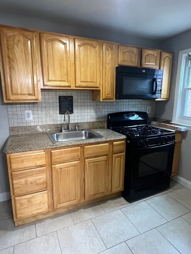 Building Photo - 2 Bedroom 1 Bathroom