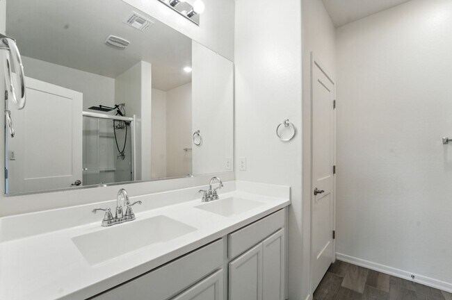 Building Photo - Stunning new build in Glendale, AZ!