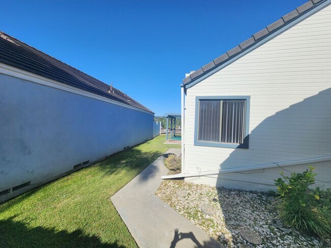 Building Photo - Sunset View! 3 Bedroom 2 Bath Home,