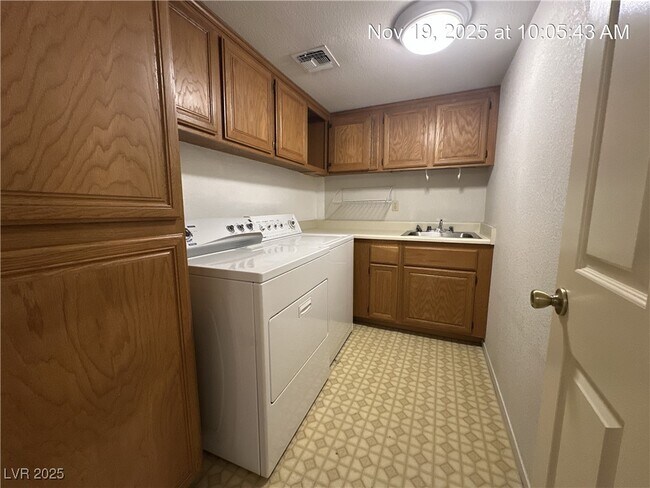 Building Photo - 398 Decareo Ct