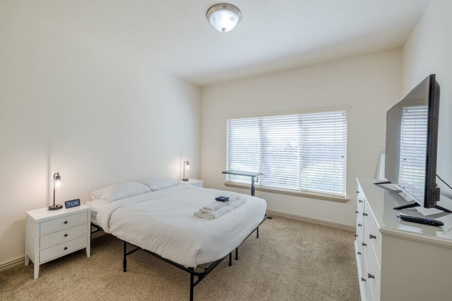 Building Photo - 210 Edgewood Cir