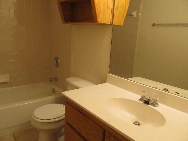 Building Photo - 2606 Lucille Dr