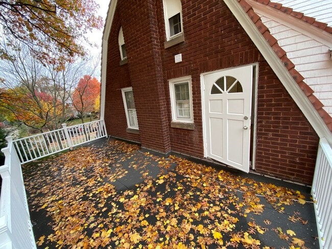Building Photo - 5 Bedroom 4 Bath Home For Rent in Shaker Heights