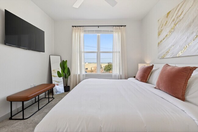 Building Photo - 1301 Leah Ave