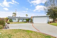 Building Photo - Adorable 3 Bedroom 2 Bathroom Single Story Family Home