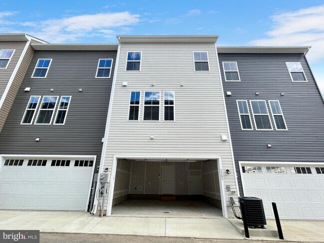 Building Photo - 2571 Hopton Ln