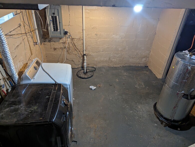 High Efficiency washer and dryer, basement storage space - 1042 Cameron St