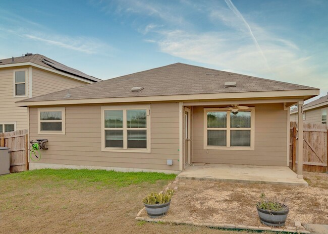 Building Photo - "Charming 3-Bed, 2-Bath Home with Spacious...