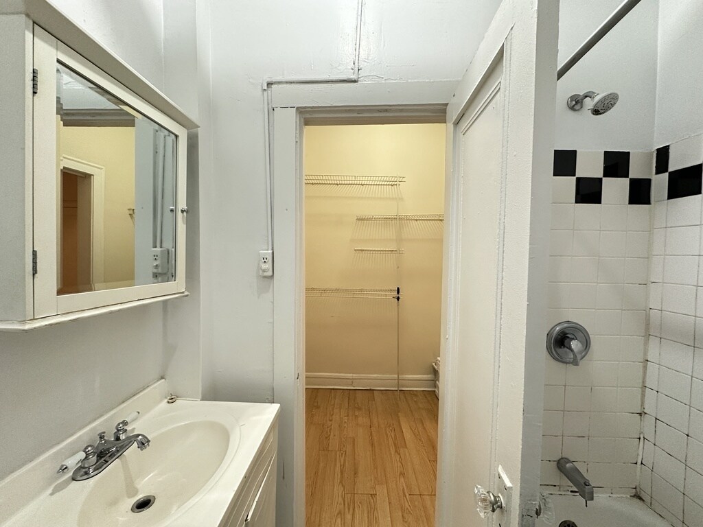 Building Photo - 2832 N Burling St