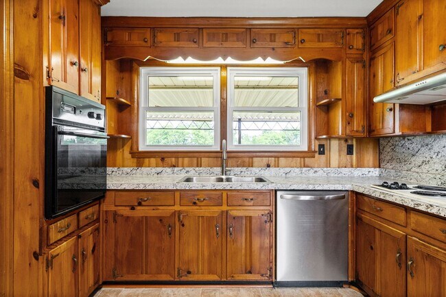 Building Photo - Pet Friendly Two Bedroom!