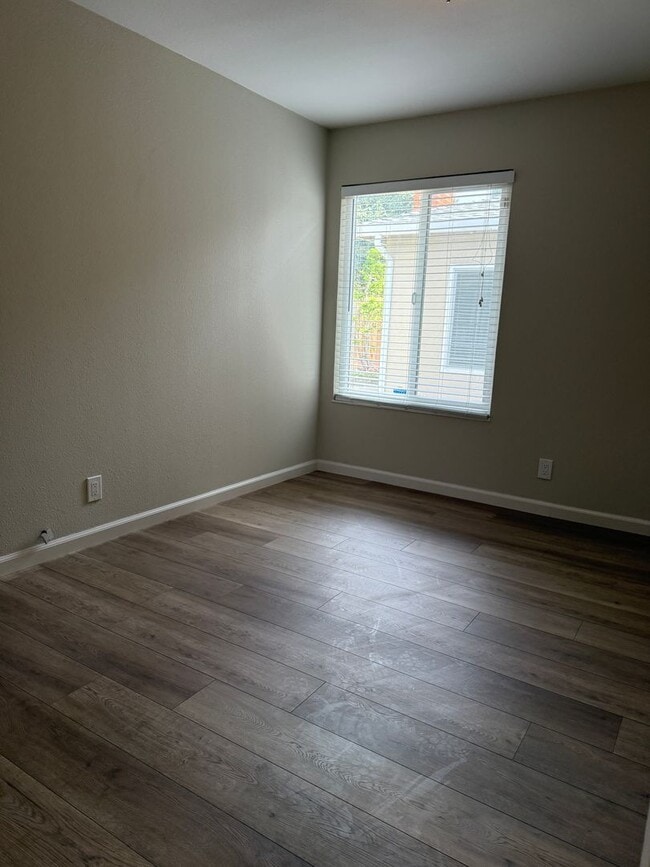 Building Photo - 1816 Boxwood Dr
