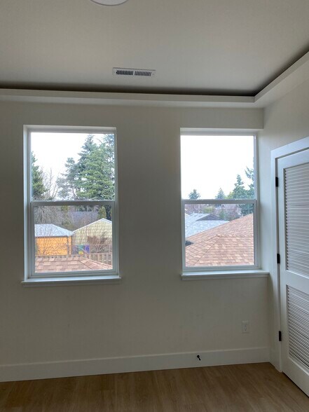 Building Photo - 7519 N Clarendon Ave