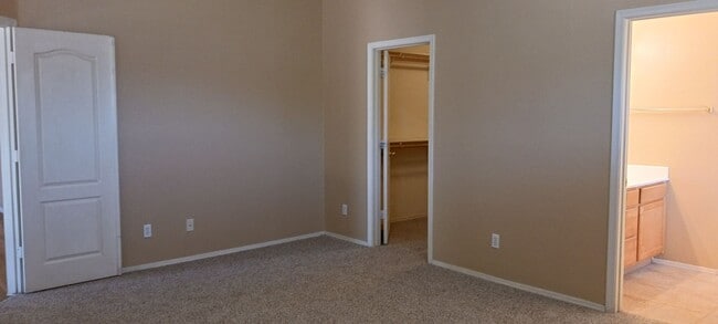 Building Photo - Warm, Inviting 3 Bed / 2 Bath Home in Surp...
