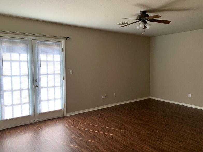 Primary Bedroom (12 ft x 18 ft mol) - 17608 E 78th St N