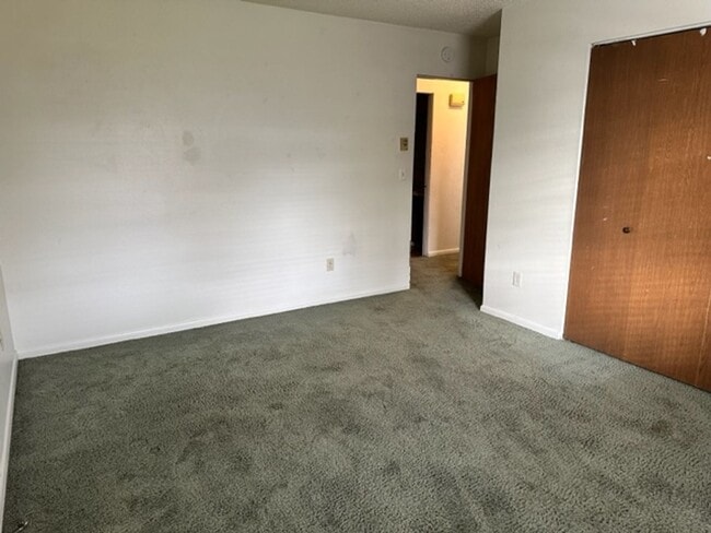 Building Photo - Spacious 6BD 2BA House