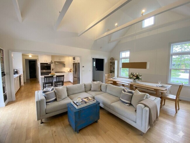 Building Photo - 35 Cove Dr