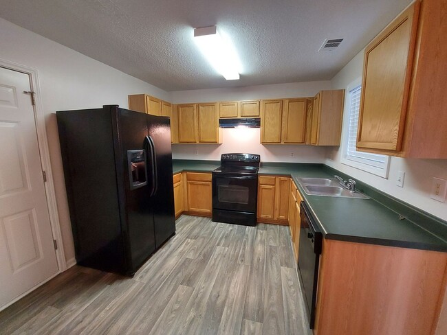Building Photo - Spacious Home in Quiet Neighborhood