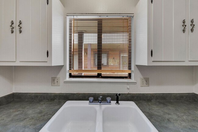 Building Photo - Cozy 2-Bedroom Condo Near CMU & St. Mary’s...