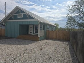 Building Photo - 608 E Pecan St