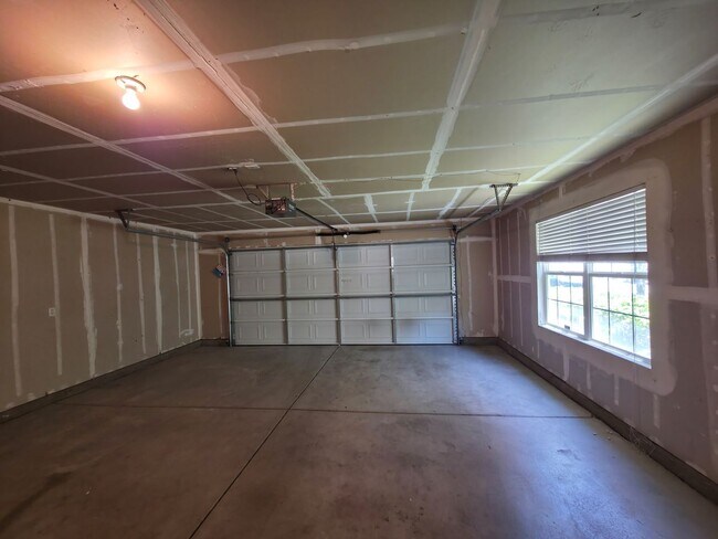 Building Photo - 2 bedroom 2 bath home, 2 car garage, in So...