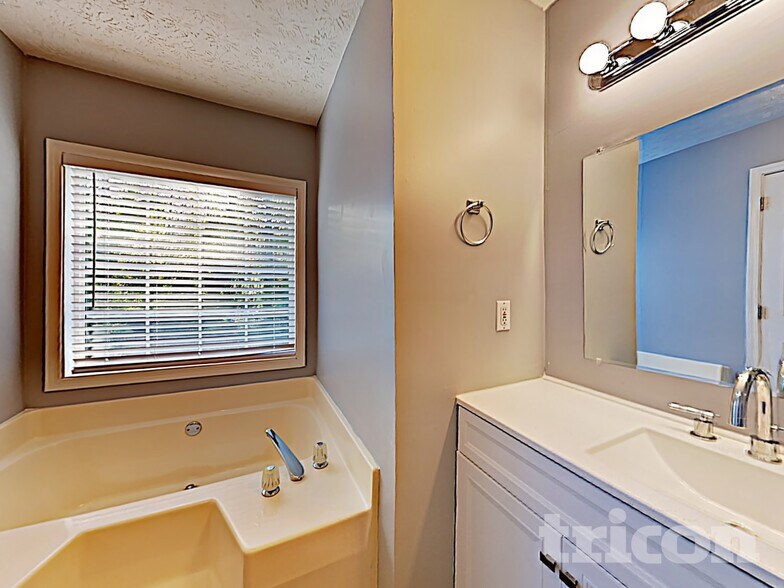 Building Photo - 520 Allens Landing Ct