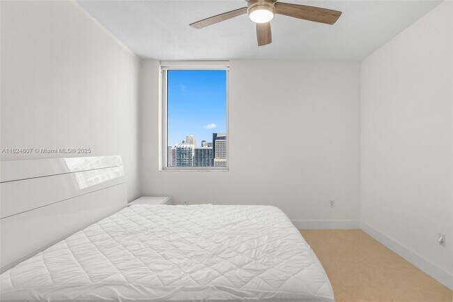 Building Photo - 1060 Brickell Ave