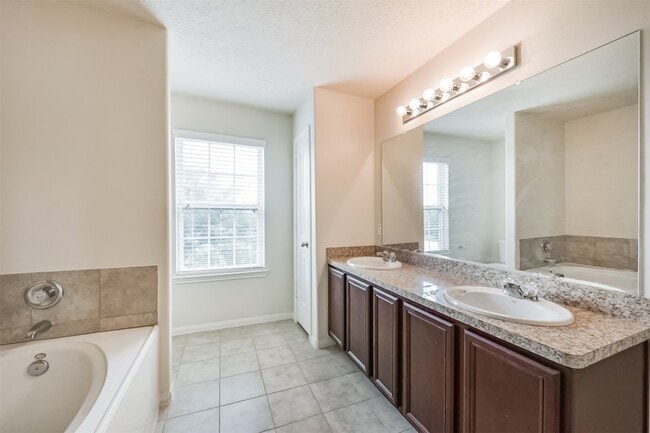 Building Photo - 2142 Tandy Park Way