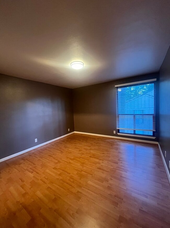 Building Photo - 2-Bedroom 2-Bathroom Condo POOL, HOT TUB and GYM included