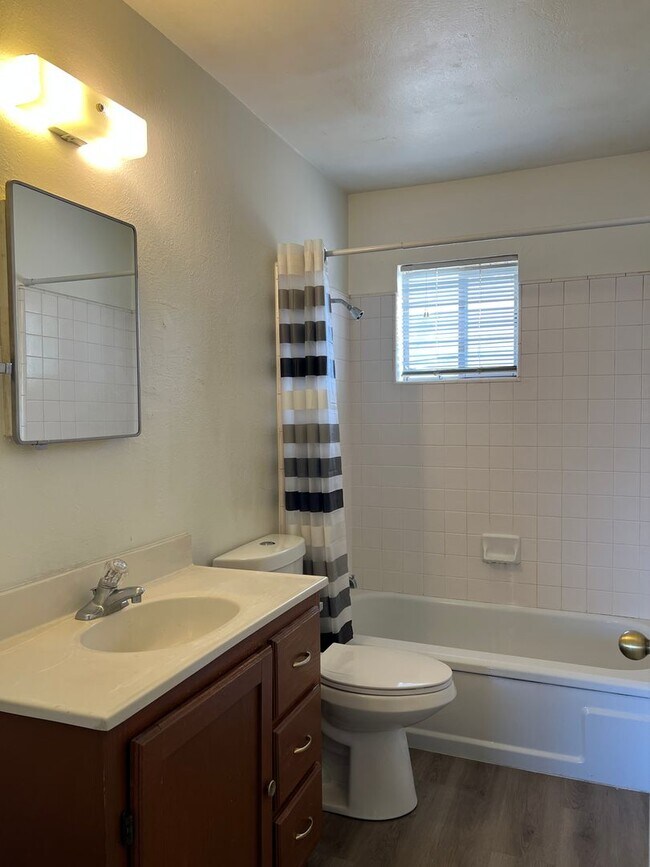 Building Photo - 2bed/1 bath duplex unit