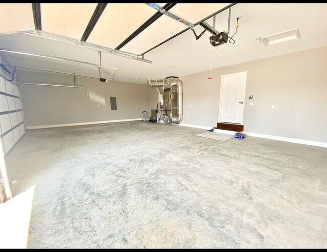 Building Photo - 4 Bed 2 bath with 3 car attached garage